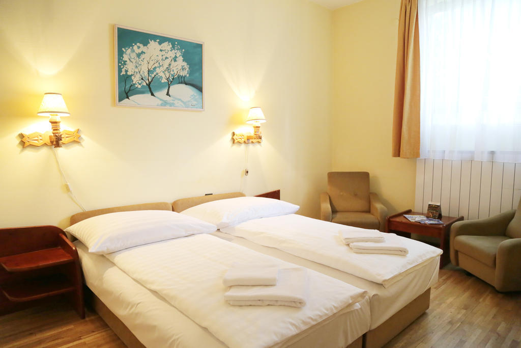 Hotel Bara Junior Budapest Ngoại thất bức ảnh